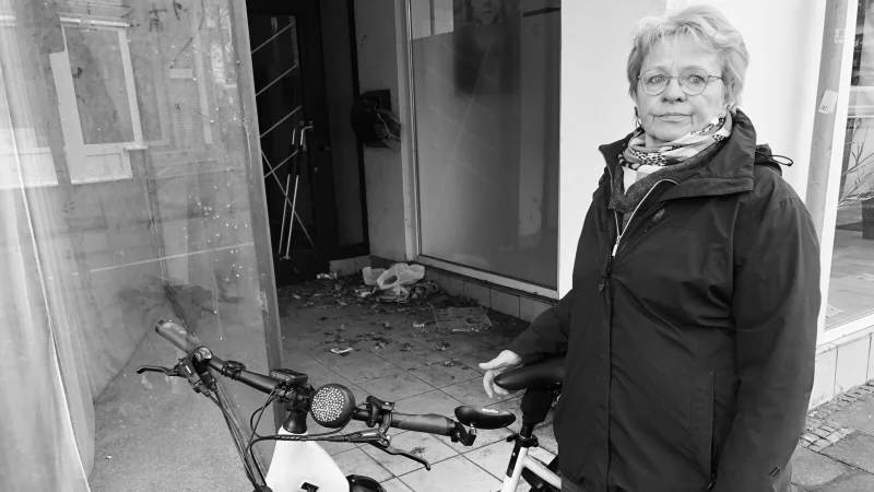 Monika Pr&uuml;&szlig;ner-Claus bei einer Fahrradtour mit der Redaktion, bei der es um die Leerst&auml;nde in der Stadt ging. - &copy; Sven Kienscherf