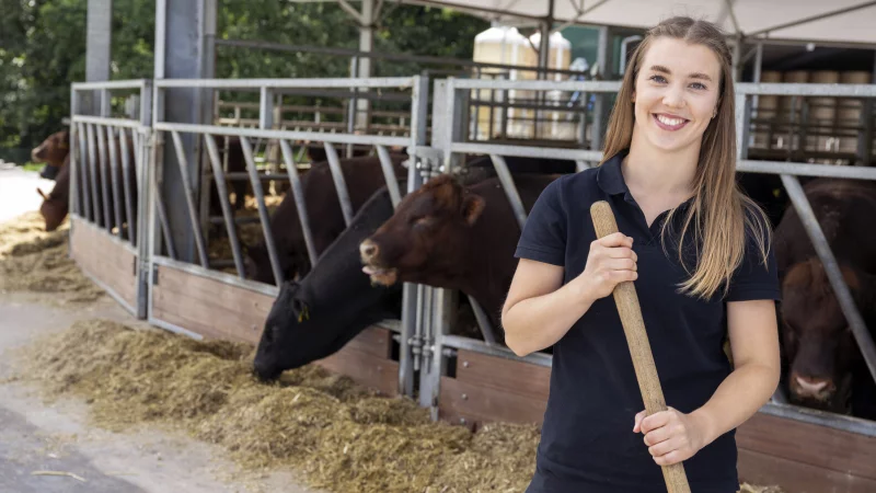 Leonie Froböse ist in die Landwirtschaft ihrer Eltern eingestiegen und zeigt im Format auch den Hof der Familie. - © WDR/Melanie Grande
