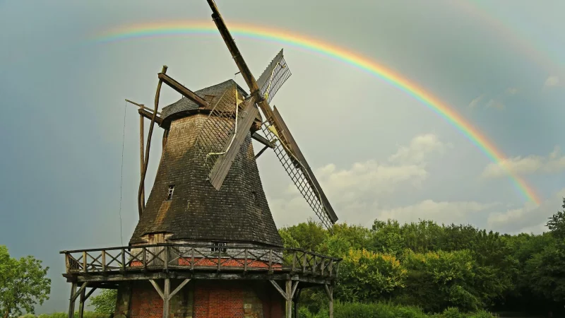 Ein Regenbogen über der Kappenwindmühle im LWL-Freilichtmuseum Detmold. - © Archivfoto: LWL/Jaehne