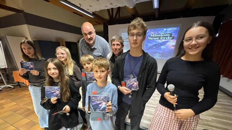 Madita, Dylia, Sophia, Carlos, Erik, Mats und Ida (vorne von links) sowie Joachim H. Peters und Elke Kieweg (dahinter) sind stolz auf das Ergebnis. Es fehlen auf dem Foto Paul und Ben Haakon. - &copy; Sandra Castrup