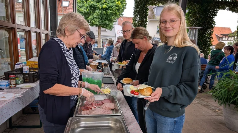 Frische Brötchen, Käse, Aufschnitt: Elke Edinger (links), als freiwillige Helferin schon im dritten Jahr dabei, stellt Eva Schalow ihr Wunsch-Frühstück zusammen. - © Annika Langhagel