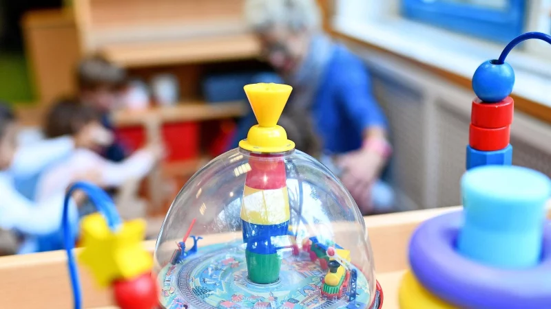 30 Jahre lang arbeiten die Erzieherinnen Katja Spie&szlig; und Regina Bl&uuml;mke mit Kindern. In den Ruhestand verabschieden sie sich mit eindr&uuml;cklicher Kritik am System. - &copy; dpa