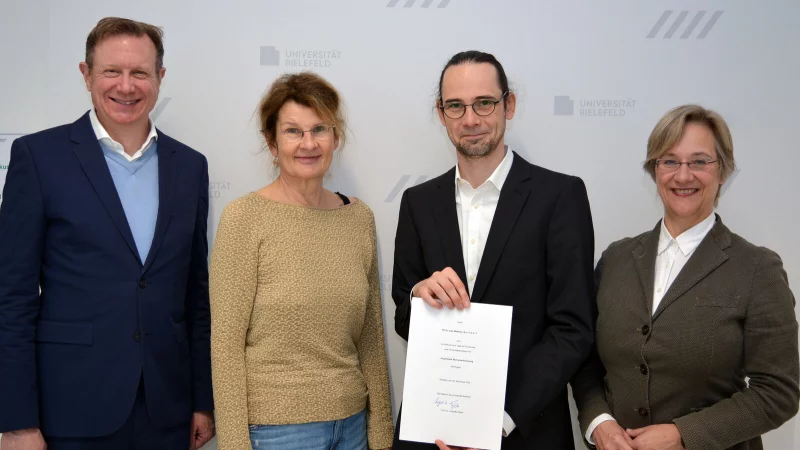Ruf nach Lippe: Prof. Dr. Matthias Benndorf (Zweiter von rechts) mit (von links) Klinikums-Gesch&auml;ftsf&uuml;hrer Dr. Niklas Cruse, Prof. Dr. Claudia Hornberg (Dekanin der Medizinischen Fakult&auml;t OWL), und Prof. Dr. Angelika Epple, Rektorin der Universit&auml;t Bielefeld. - &copy; Universit&auml;t Bielefeld/Norma Langohr