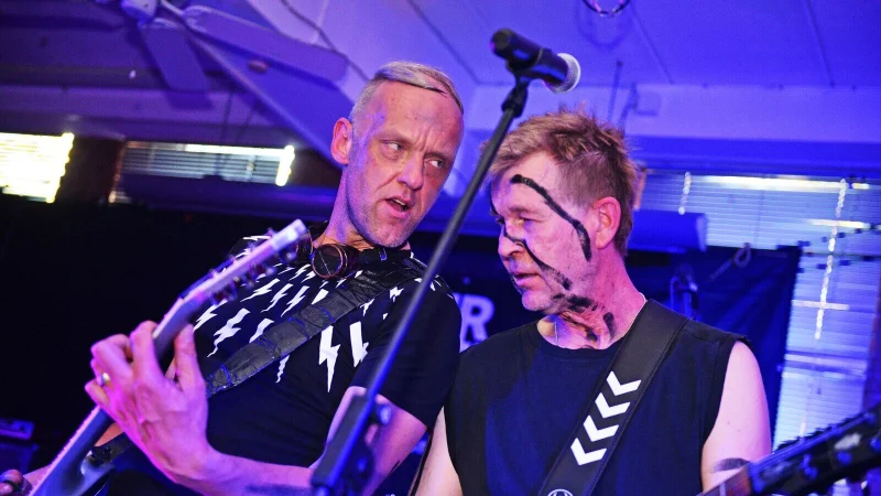 Die Band „Weber & Knechte“ überzeugt ihr Publikum mit Industrial-Elementen und einer gewissen Portion Punkrock - © Nicole Ellerbrake