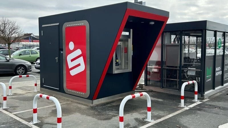 Dieser sprengsichere SB-Pavillon befindet sich am Marktkauf in Lemgo. Er soll laut Aussage der Sparkasse Lemgo "Vorbild" f&uuml;r die neue L&ouml;sung im Hoffmannspark sein. - &copy; Sparkasse Lemgo