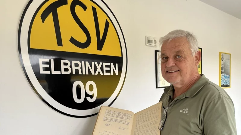 Wolfgang Siefert im Vereinshaus des TSV Elbrinxen mit dem Protokollbuch. - &copy; Kyrill von Matuschka