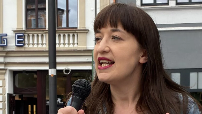 Die Vorsitzende der Bundestagsfraktion der Partei „Die Linke“ bei ihrem Auftritt auf dem Alten Markt in Herford. - © Matthias Bungeroth