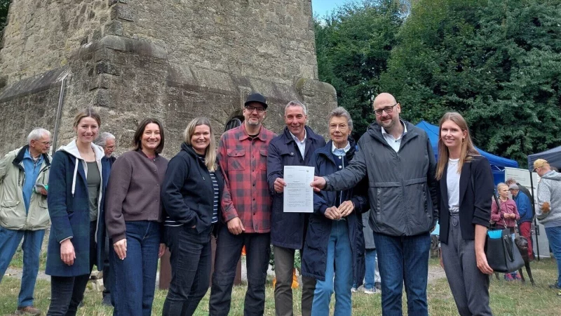 Gro&szlig;e &Uuml;berraschung beim Fest zum 125-j&auml;hrigen Bestehen des Bismarckturms in Bad Salzuflen: Die Bezirksregierung Detmold &uuml;bergibt einen F&ouml;rderbescheid in H&ouml;he von 65.000 Euro, der &uuml;ber "LEADER-F&ouml;rdermittel" zur Umgestaltung und Reaktivierung des Turmumfeldes verwendet wird. Bei der &Uuml;bergabe dabei waren (von links) Caroline Kossinna 
("LEADER-Region Verein(t)"), Franziska Hildebrand und Sonja Beinlich (beide Stadt Bad Salzuflen), Matthias Nolting (Kulturring W&uuml;sten), B&uuml;rgermeister Dirk Tolkemitt sowie Brigitte Scheuer (Heimat- und Versch&ouml;nerungsverein), Konstantin Pl&uuml;mer und Melissa Niebuhr (beide Bezirksregierung Detmold). - &copy; Stadt Bad Salzuflen