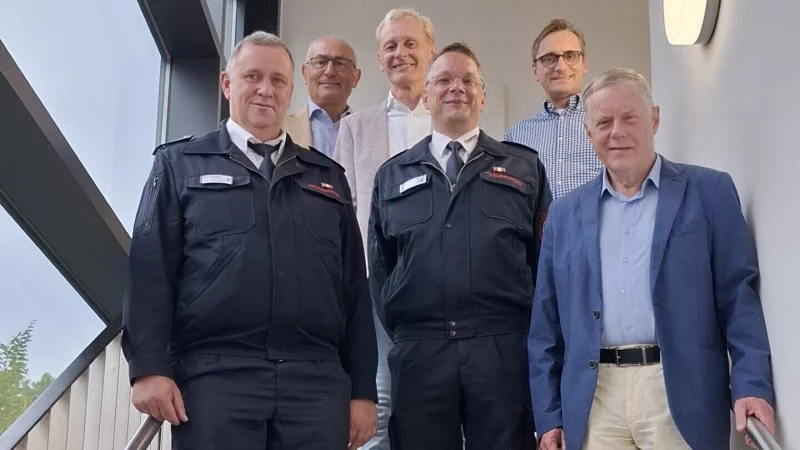 Der Lions-Vorstand &uuml;bergibt Spenden an Salzufler Institutionen: (vorne von links) Marc Frodermann und Martin Sohl (beide Freiwillige Feuerwehr), Karl Brandes (Kinderschutzbund), (hinten von links) Willi Terschluse (neuer Lions-Vize-Pr&auml;sident), Joachim Markus (Past-Pr&auml;sident) und Dr. Martin Micheely (neuer Lions-Pr&auml;sident). - &copy; Lions Bad Salzuflen