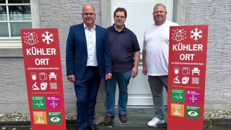 Haben den K&uuml;hlen Ort vorgestellt: (von links) B&uuml;rgermeister Marcus P&uuml;ster, Pastor Ulrich Peuckert und Klimaschutzmanager Henning Schwarze - &copy; Gemeinde Schlangen