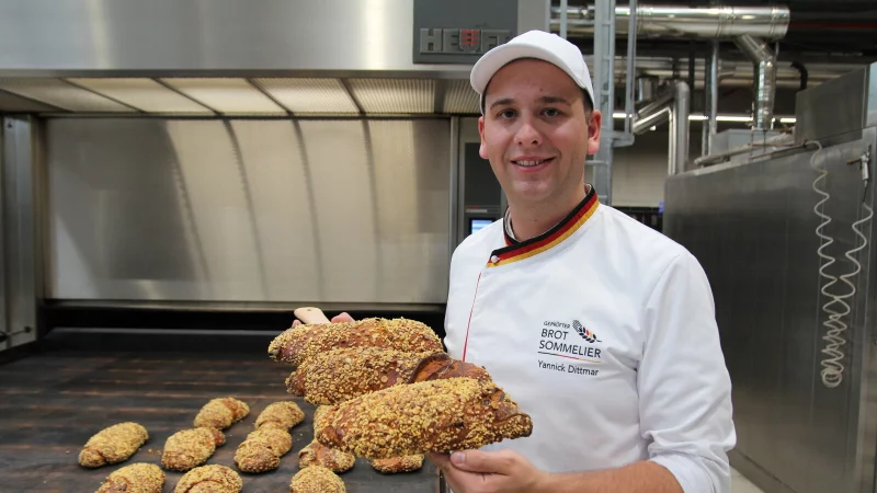 Yannick Dittmar hat das Brot "Meisterwurzel" für die Deutsche Meisterschaft der Bäckermeister kreiert. Das gibt es bald auch bei Karlchen's Backstube. - © Susanne Blersch