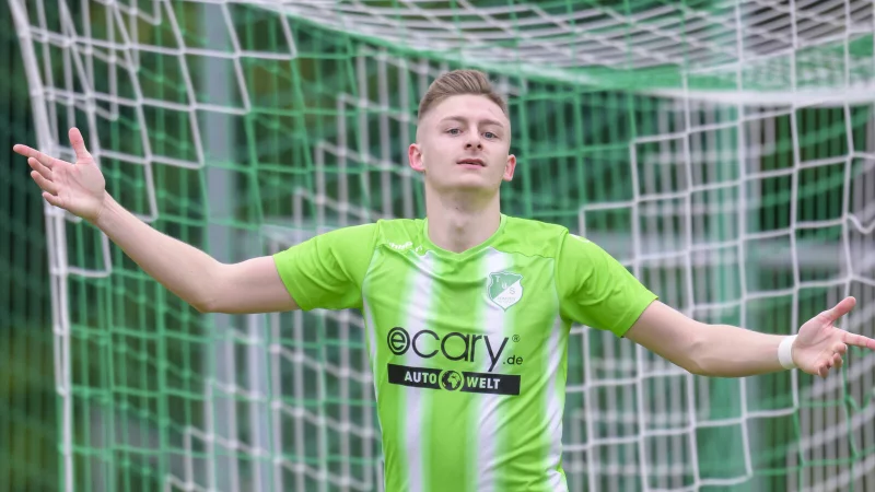 Wertvolle Tore. Mit seinen zwei Treffern sicherte Niclas Lehbrink den Sieg für seinen TuS Ahmsen. Das Foto zeigt Lehbbrink nach seinem Tor zur 3:0-Führung. - © Egon Penner