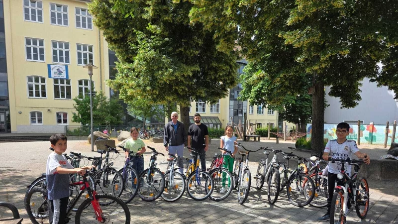 Die Freude über die Fahrradspende des Kinderschutzbundes ist an der Grundschule Kirchplatz groß. - © Grundschule Kirchplatz
