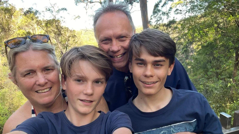 Die H&ouml;xteranerin Melanie Rickermann mit Mann Johannes und den beiden S&ouml;hnen Mark (16) und Robin (15) genie&szlig;en das tropisch warme Wetter. - &copy; Rickermann