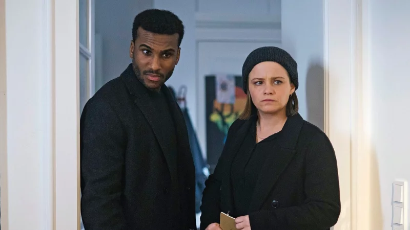 Liv Moormann (rechts, Jasna Fritzi Bauer) und Patrice Schipper (links, Tijan Njie) sehen sich in dem Zimmer des Mordopfers um. - &copy; Radio Bremen/Magdalena Stengel