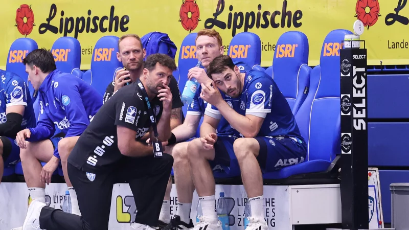 Florian Kehrmann, hier im Dialog mit Hendrik Wagner, bereitet sein Team auf das Heimspiel gegen Stuttgart vor. - © Paul Cohen