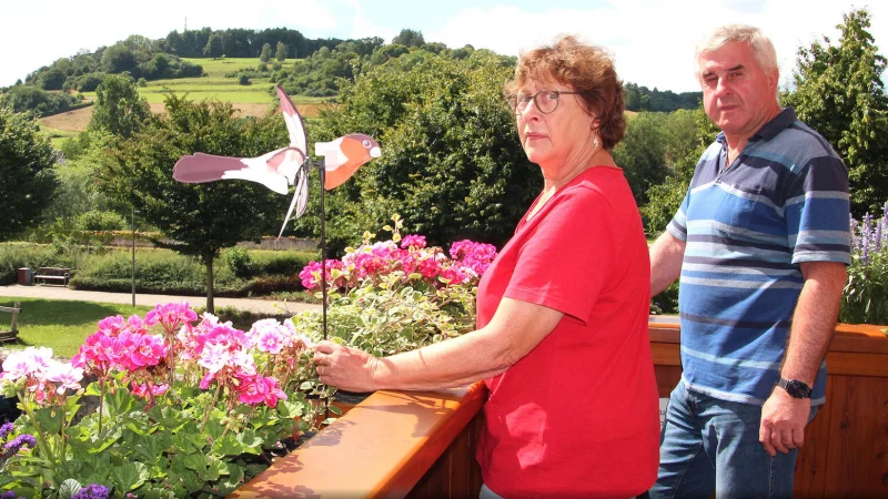 Sabine und Karl-Heinz Fasse auf ihrem Balkon in Lügde. Der Blick ins Grüne und auf den Osterberg ist traumhaft, aber der Motorenlärm an schönen Sommerabenden akustische Folter. - © Dewezet