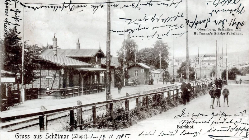 Die Abbildung zeigt den Bahnhof Sch&ouml;tmar um 1900 von der heutigen Eduard-Wolff-Stra&szlig;e aus. - &copy; Sammlung Stefan Wiesekopsieker