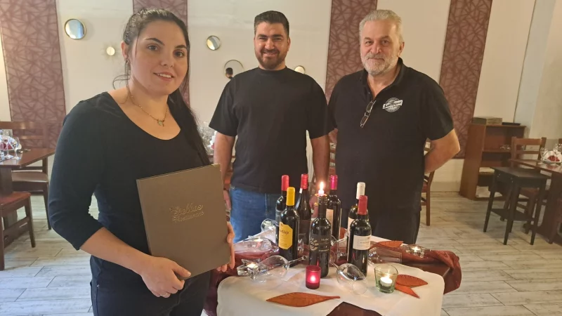 Im Februar 2024 hatte Stella Apostoledis (v. l.) mit ihrem Mann Tasios Evagelos das Almani übernommen und ihm ihren Namen gegeben. Almani-Wirt Theo Ioannidis sprang nun ein, als das Restaurant in Schieflage kam. - © Silke Derkum-Homburg