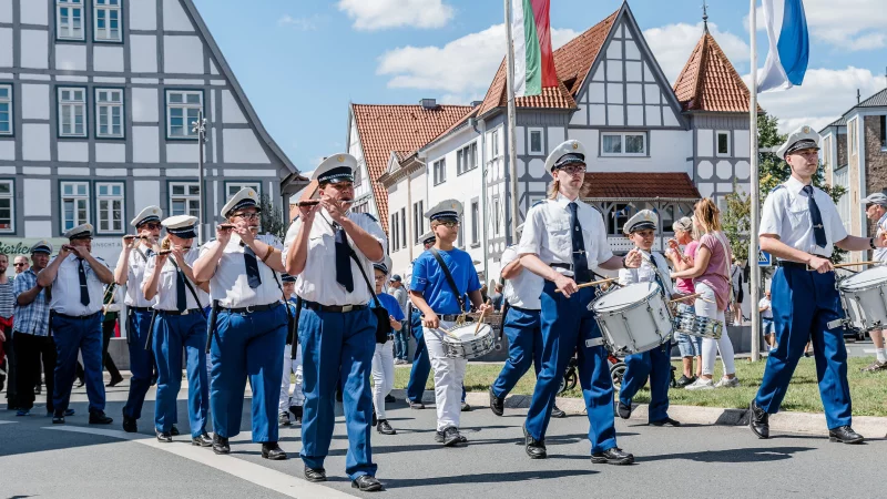 Der Spielmannszug Blau-Wei&szlig; Lemgo er&ouml;ffnet am Ostertor den musikalischen Lockruf. - &copy; Sch&uuml;tzengesellschaft Lemgo