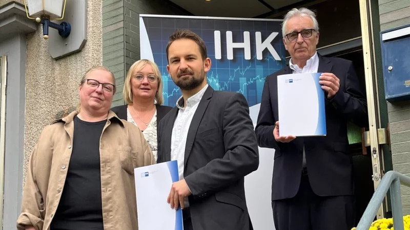 Anja Limberg (von links), Svenja Jochens, Hinrich Schwarze und Volker Steinbach von der IHK stellen die Ergebnisse der Konjunktur-Umfrage vor. - © Kyrill von Matuschka