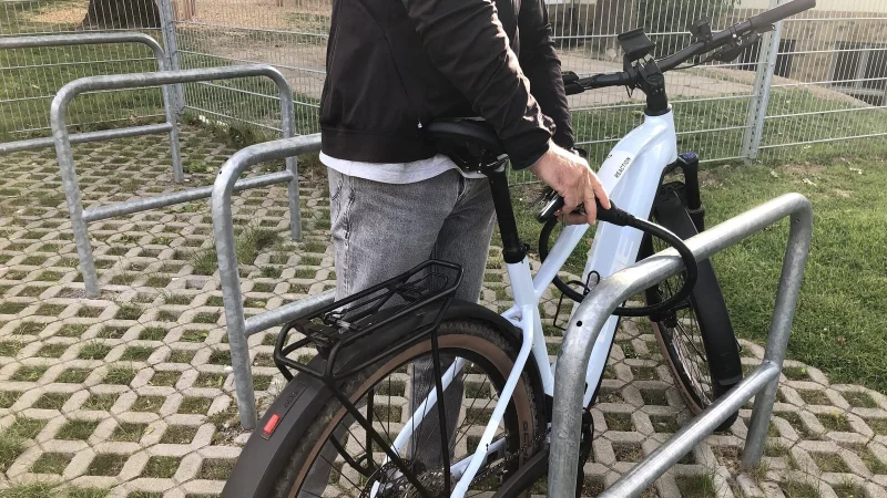 E-Bike-Fahrer in Lemgo sichern ihre R&auml;der aus Sorge vor Diebstahl besonders sorgf&auml;ltig. - &copy; Chiara Wibbeke