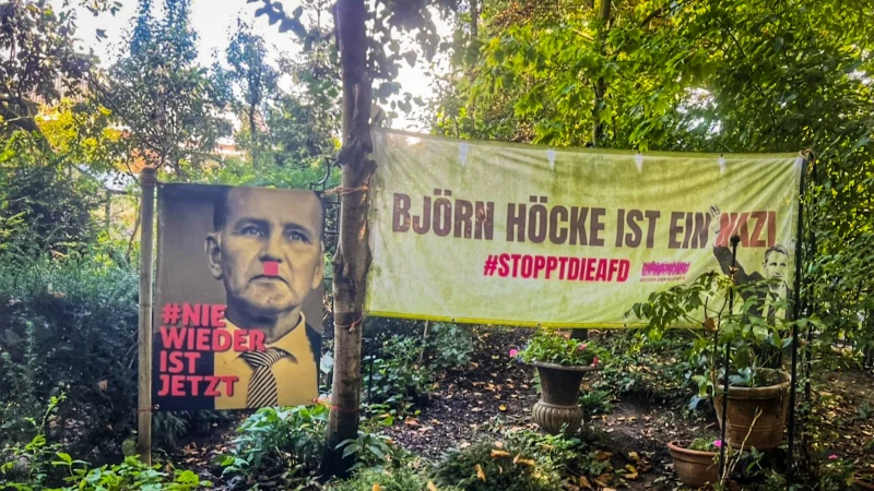 Wegen diesem Banner wird das Ehepaar Lenze seit dem Fr&uuml;hjagr angefeindet. Beim "Runden Tisch gegen Rassismus berichten sie von Morddrohungen und einem Leben mit der Angst. - &copy; privat