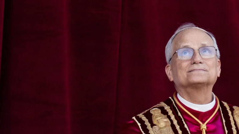 Der neu gewählte Papst Leo XIV. erscheint nach dem Konklave auf dem Balkon des Petersdoms im Vatikan. - © Marijan Murat/dpa