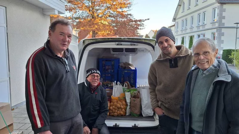 &Uuml;bergabe der Lebensmittelspende an Gunnar L&uuml;ttmann (von rechts) durch Christian Diemer, Heinz T&ouml;lle und Markus Blachowski. - &copy; Aktionsgemeinschaft Heiden