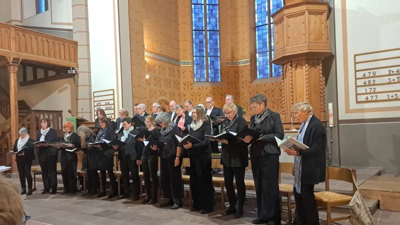 Gemeinsam mit dem Chor sang die Gemeinde unter anderem Der Mond ist aufgegangen und Nun ruhen alle W&auml;lder &ndash; Lieder, die im November Trost spendeten. - &copy; Evangelisch reformierte Kilianskirche Sch&ouml;tmar