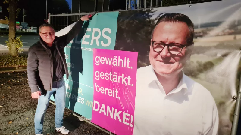 Selbst ist der Mann: Marco Müllers baut am Abend nach der Arbeit seine großen Wesselmänner ab. Das eigene Konterfei hat erst mal ausgedient, ab 1. November sitzt er live und in Farbe im Schiederaner Rathaus auf dem Bürgermeisterstuhl. - © Marianne Schwarzer