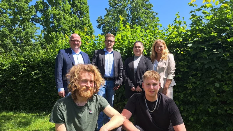 Die beiden Azubis (vorne von links) Marvin Mehl und Benny Lukas mit (hinten von links) Dirk Menzel (Vorstand Lippe Bildung) sowie Moritz Lippa, Natalie G&ouml;rlitz und Renate Budde (alle Netzwerk Lippe). - &copy; Carolin Brokmann-F&ouml;rster
