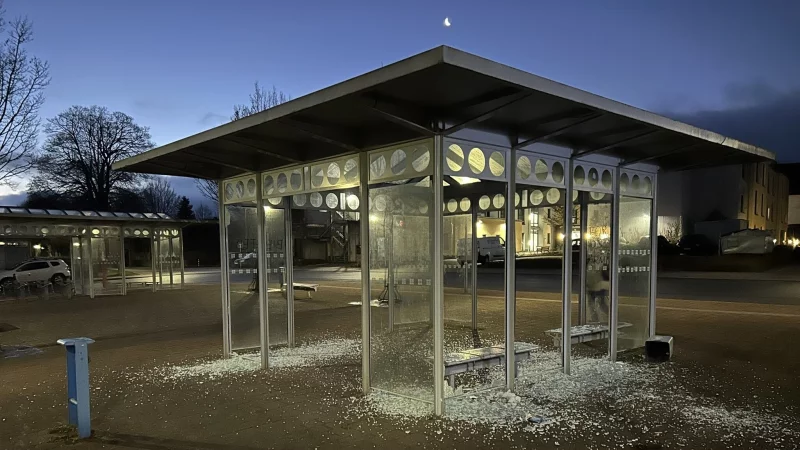 Die Seitenw&auml;nde eines Warteh&auml;uschens am Busbahnhof wurden eingeschlagen. Teilweise unter Zuhilfenahme eines M&uuml;lleimers. - &copy; Stadt Barntrup