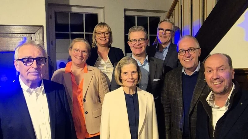 Das neue Pr&auml;sidium der IHK Lippe zu Detmold (von links): Pr&auml;sident Volker Steinbach mit Vizepr&auml;sidentin Maren Lampe, Hauptgesch&auml;ftsf&uuml;hrerin Svenja Jochens und den weiteren Vizen Annette K&uuml;stermann, Arnd Paas, Stefan Westerdick, Christian Schmidt und Kai Vogels&auml;nger. Es fehlen Melanie Lehmann und Oliver Vo&szlig;henrich. - &copy; IHK Lippe