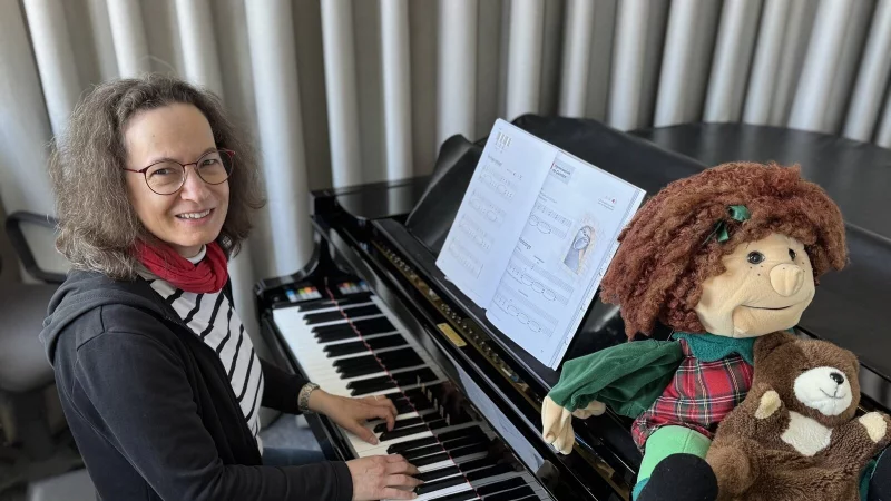 Das Klavier ist das Lieblingsinstrument von Musikschullehrerin Doris Kahle. Stets dabei ist ihre Stoff-Kollegin Toni. - &copy; Sandra Castrup
