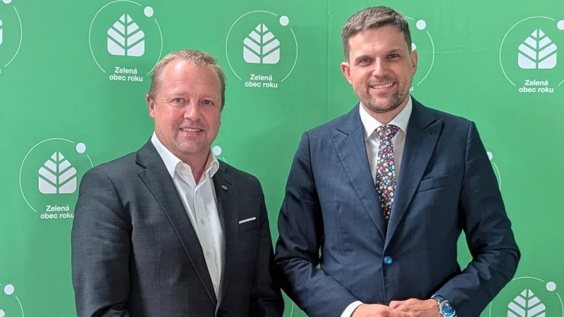 Bürgermeister Mario Hecker (links) mit dem Umwetminister der tschechischen Republik, Peter Hladik. - © Bildrechte: Gemeinde Kalletal