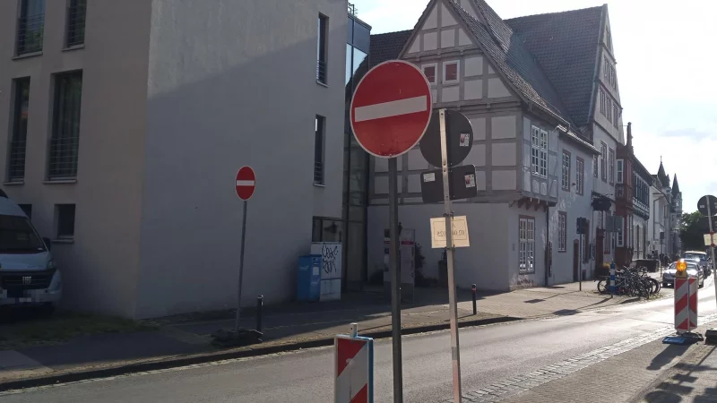 Hier geht's nicht mehr rein: Die rot-weißen Einbahnstraßenschilder sind jetzt da. Vorher fehlten sie und erlaubten theoretisch die Einfahrt in die Papenstraße (links im Bild: das "Stadtpalais") entgegen der Fahrtrichtung. Mancher vermutlich ortsunkundige "Geisterfahrer" wurde gesichtet. - © Jens Rademacher