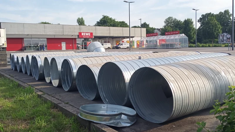 Vor dem Rewe-Markt am Entruper Weg in Lemgo liegen am Dienstagabend lange Reihen Lüftungsrohre auf dem Parkplatz. - © Jens Rademacher