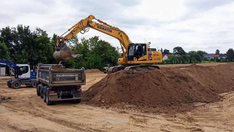Erdbewegungen: Für den Bau des "Mobilitätszentrums UrbanLand" am Lemgoer Innovation-Campus haben die Vorarbeiten begonnen. - © Jens Rademacher