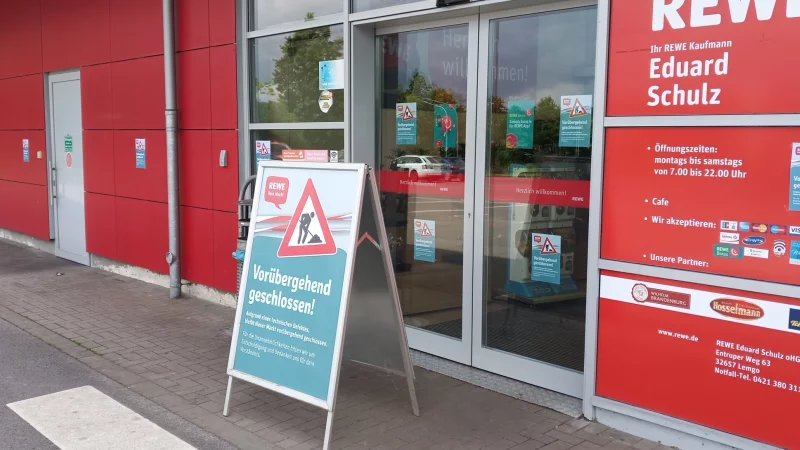 Der Rewe-Markt am Entruper Weg ist nach dem Unglück vom Samstagabend vorübergehend geschlossen. - © Jens Rademacher