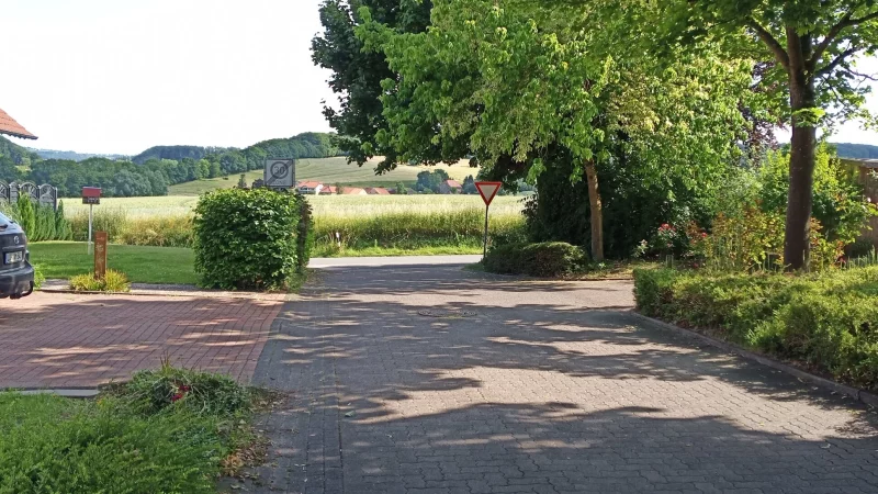 Das Foto zeigt den Blick auf die betreffende Fläche aus der Straße "Im Brink". Entstehen soll der Markt ein Stück weiter rechts, direkt gegenüber der Einmündung in den Veilchenweg. - © Jens Rademacher