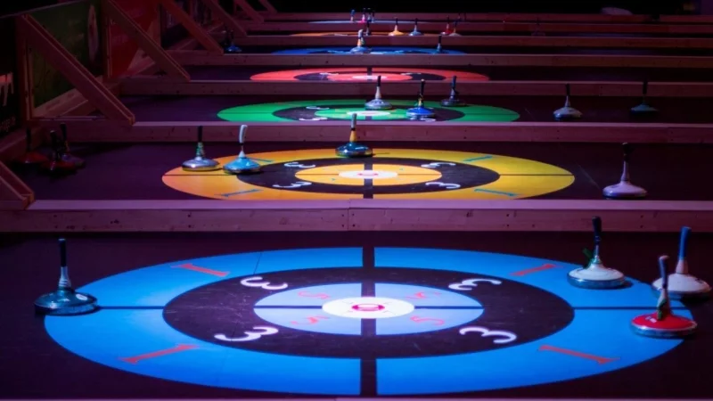 Das Eisstock-Curling soll die H&ouml;xteraner auf Temperatur bringen. - &copy; Liknaris