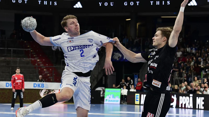 Lemgos Lukas Hutecek muss gegen Christopher Bissel vom HC Erlangen alles reinhauen. - &copy; ISPFD / IPD - Redaktionsb&uuml;ro Sc