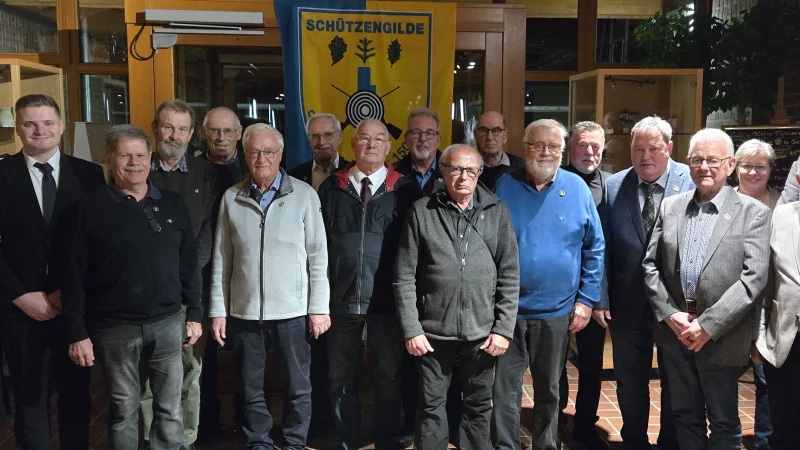 Bei der Generalversammlung wurden etliche Mitglieder geehrt, eingerahmt von Königin Denise Freudenberg und König René Altekrüger (von links) sowie Oberst Michael Krügermeyer-Kalthoff (rechts). - © Bildrechte: Schützengilde Lage