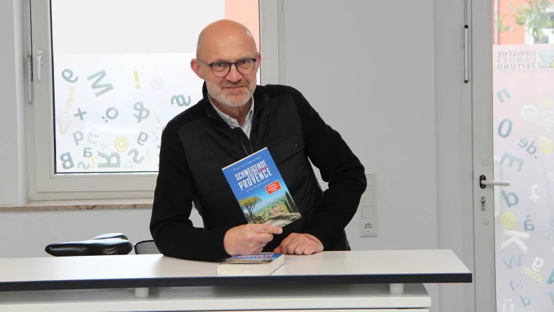 Sven Koch pr&auml;sentiert seinen neuen Krimi "Schweigende Provence". - &copy; Jana Beckmann