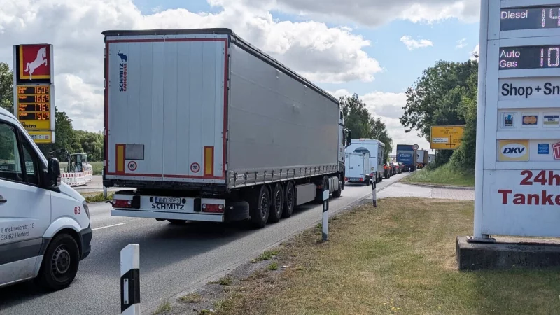 Auf der B239, hier im Abschnitt "Am Zubringer", hat sich am Donnerstag stundenlang der Verkehr gestaut. Und auch an anderen Stellen im Stadtgebiet herrschten teils chaotische Verkehrsverhältnisse. - © Martina Gerken
