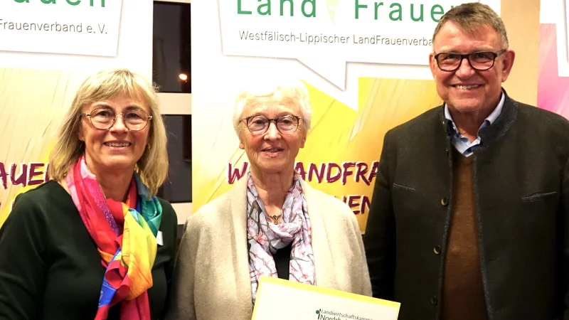 Marlies Witte (links) mit Stefan Behrens und Ulrike R&uuml;ggemeier. Letztere hat den Goldener Meisterbrief verliehen bekommen. - &copy; Axel B&uuml;rger
