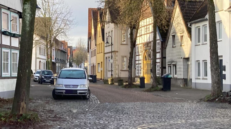 Un&uuml;bersichtlich ist der Kreuzungsbereich Pfuhlstra&szlig;e/Wallstra&szlig;e f&uuml;r Fu&szlig;g&auml;nger. Das war bei einer Begehung kritisiert worden. - &copy; Cordula Gr&ouml;ne