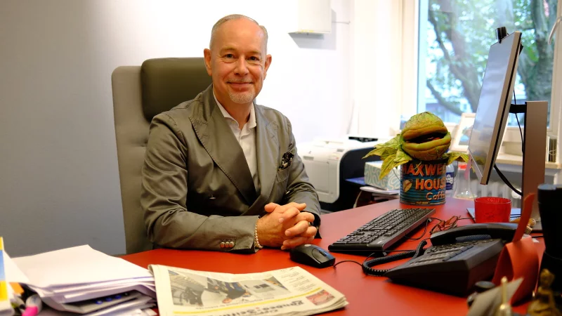 Verwaltungsdirektor Stefan Dörr an seinem Schreibtisch: Die Handpuppe der Pflanze Audrey aus "Der kleine Horrorladen" hat er sich gesichert - und natrülich liegt auch die aktuelle LZ dort, wo sie hingehört. - © Sven Koch