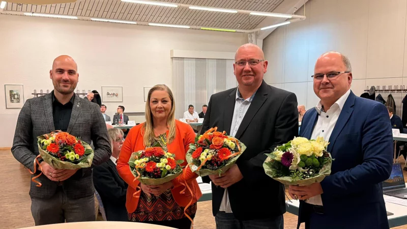 Schlangen hat jetzt drei stellvertretende B&uuml;rgermeister: Hannes Schoodt (CDU, von links), Sandra Warachewicz (SPD), und Stefan Kehres (FWG). Es gratuliert B&uuml;rgermeister Marcus P&uuml;ster (ganz rechts). - &copy; Hannah Penke